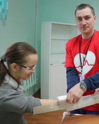 Волонтёры-медики учат школьников