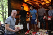 11Александр Костюхин помогает волонтерам разгружать груз помощи из Боровичей.