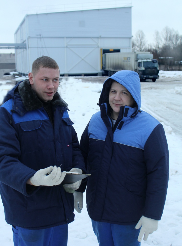 забойщик скота Олег Курников (слева) и грузчик Евгений Яковлев у нового холодильного комплекса.