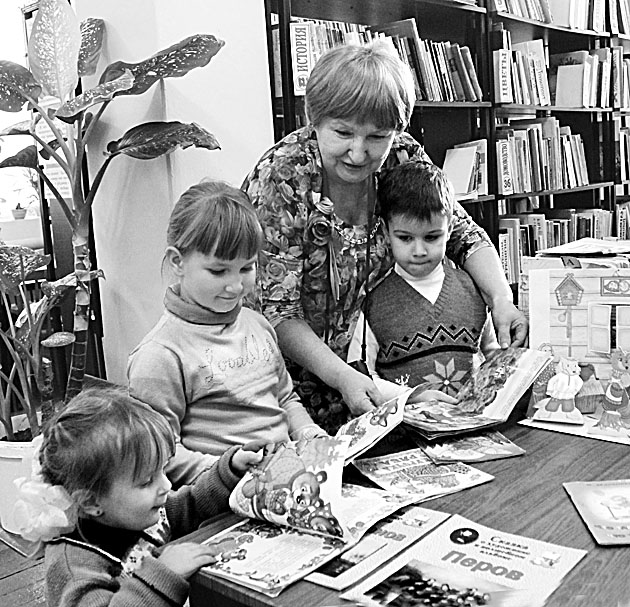 Александра Канцерева с юными читателями библиотеки.