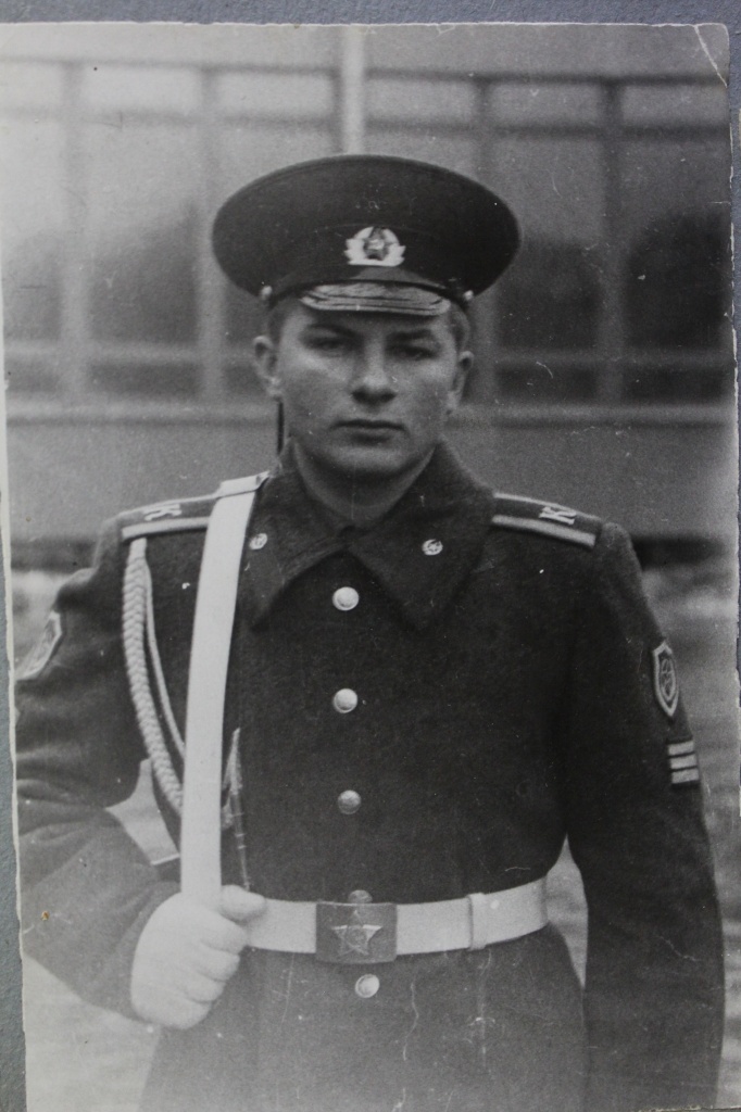 Курсант Юрий Захаров перед началом парада.