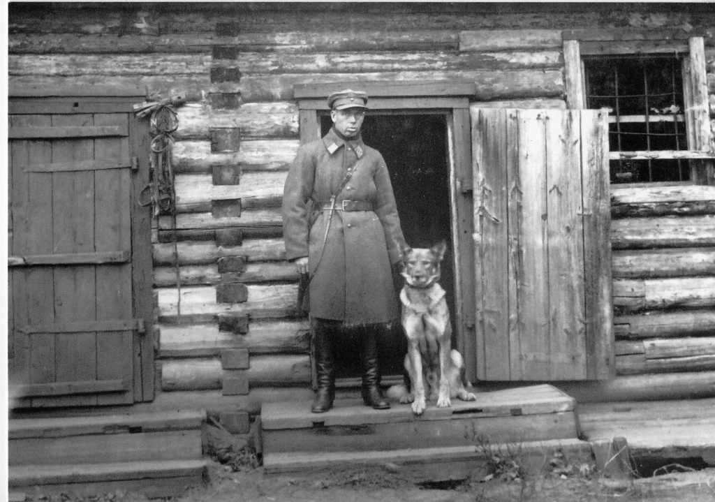 У питомника. Проводник И.З. Николаев со служебной собакой Джонни