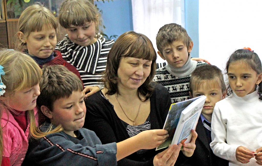 Учитель начальных классов Елена Алексеева со своими воспитанниками