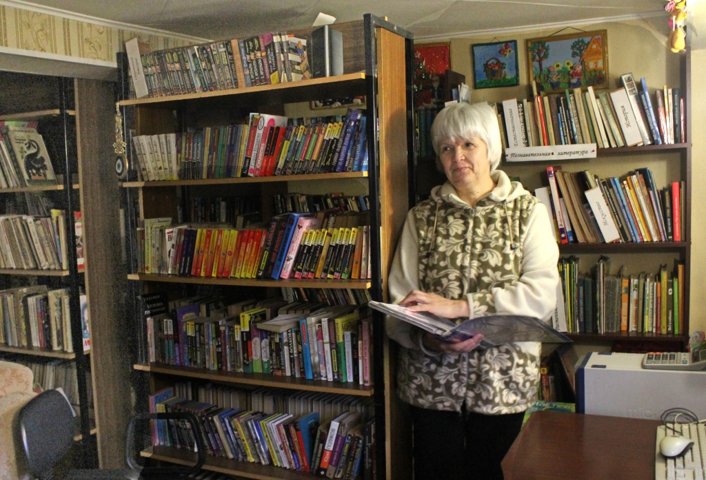 Нина Тарасова в своей домашней библиотеке