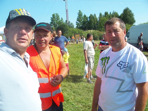 Андрей Петров (справа), с главными судьями соревнований.