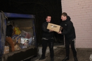 26-Студенты колледжа разгружают продукты и вещи из Боровичей.