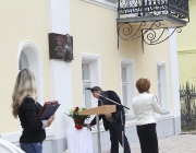 руководитель ООО «Элегия» Андрей Никитин возлагает цветы Матвею Шульгину.