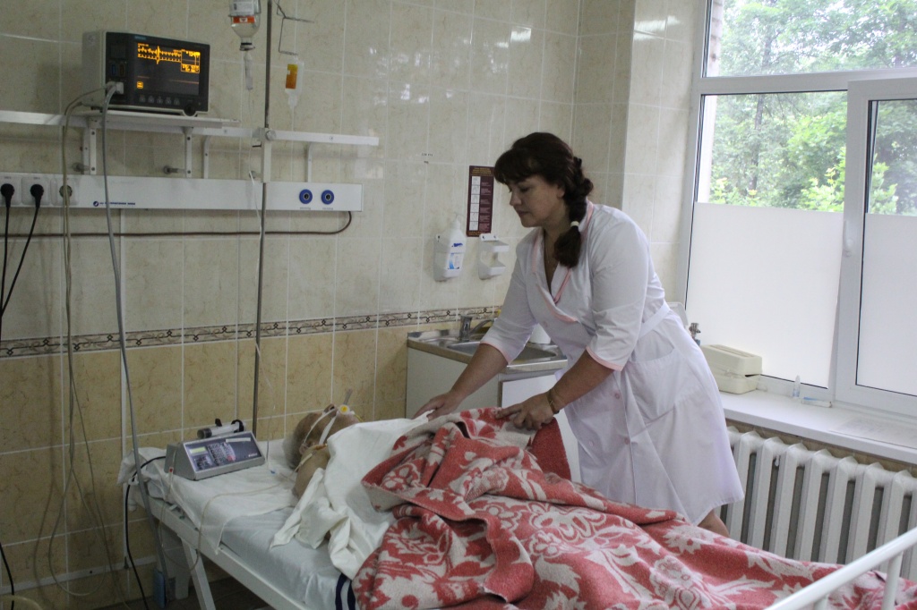 Медсестра Алла Тарасова у постели больного. 