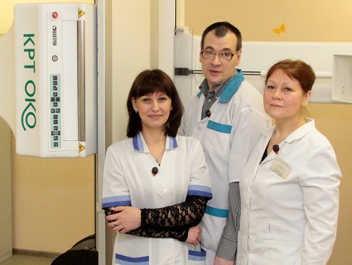 Врач-рентгенолог Елена Панкратьева (справа) с рентгенолаборантами Жанной Суриной и Николаем Диановым