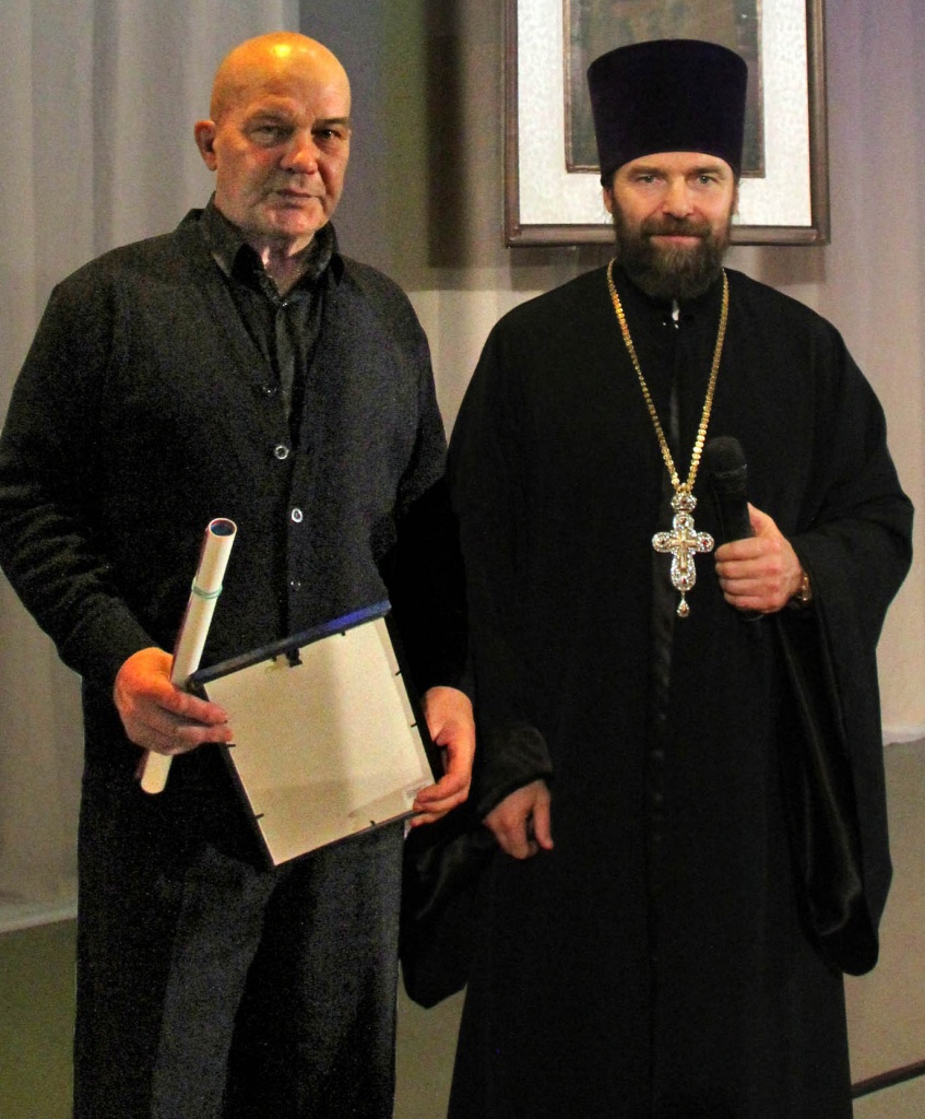Олег Константинов, изготовивший поклонный крест, и настоятель Успенского кафедрального собора протоиерей Иоанн Мороко.