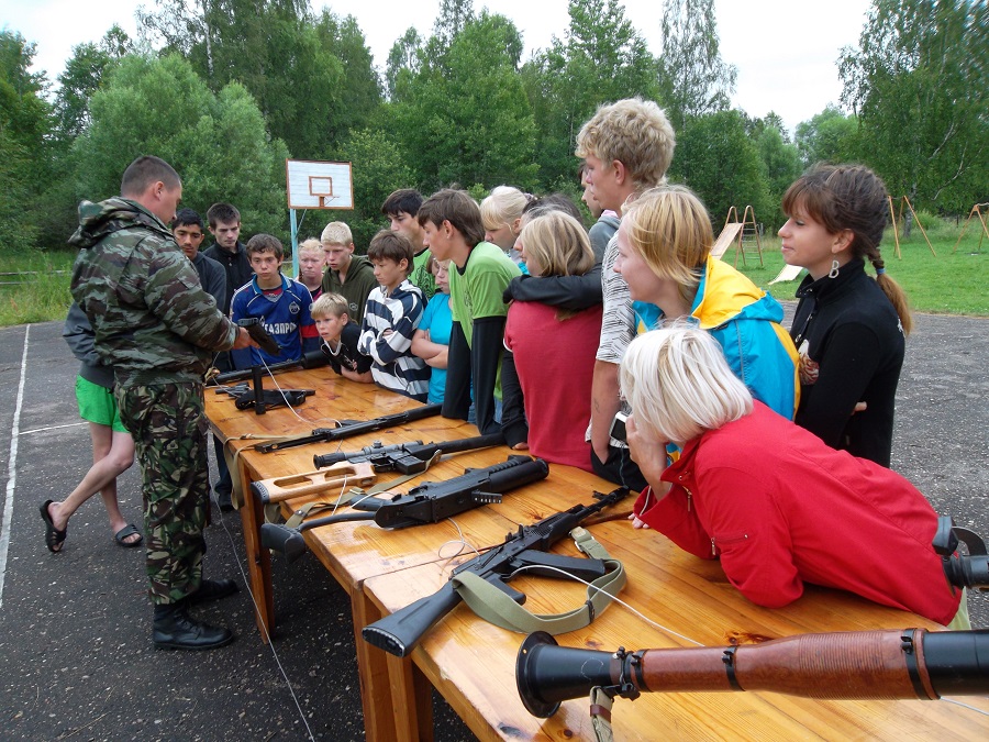 Сотрудники полиции знакомят воспитанников летнего лагеря «Арлекино» с табельным оружием
