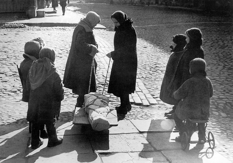 Детские санки стали общей картиной блокадного Ленинграда.