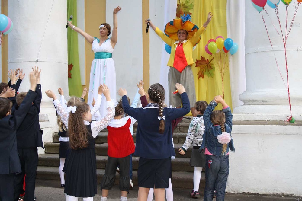 На крыльце ГДК участников детского праздника  встречали Королева Лунася и Незнайка